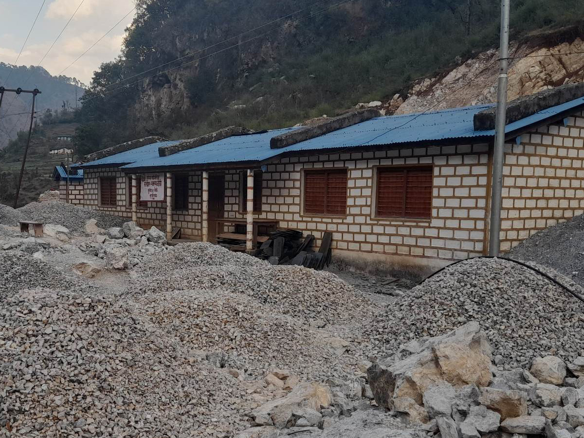 बैतडीमा आधारभूत अस्पताल निर्माण अलपत्र : स्थानीय सरकार उदासीन,ठेकेदारको लापरवाही  